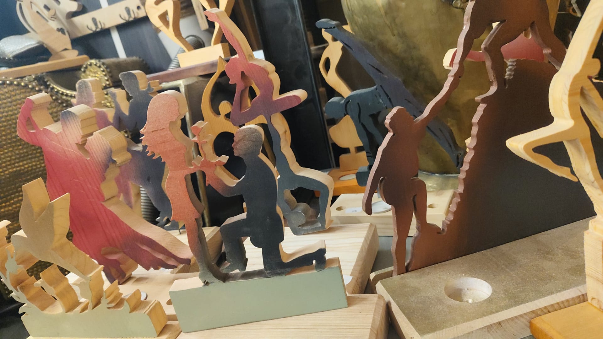 Décorations en bois naturel – Découpe artisanale à la main